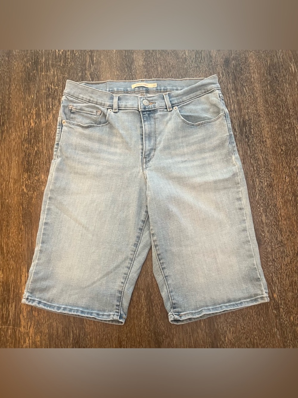 Levi’s Women’s Light Wash Denim Bermuda Shorts Size 30
